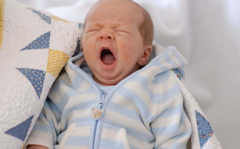 宝宝晚上易惊醒是怎么回事,宝宝夜里易惊醒必须搞清楚原因