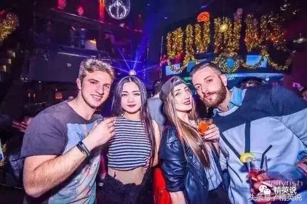 外国人当街*戏调**中国女孩遭路人群殴，混迹在中国的洋垃圾如此嚣张