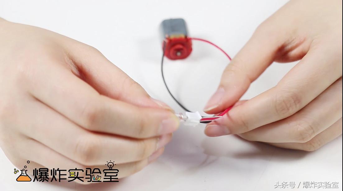 手摇发电机点亮灯泡,自制自由能发电机轻松点亮灯泡