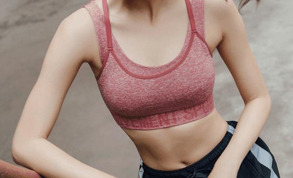 夏天穿白色t恤会透怎么办,买的白色t恤太透了怎么搭配