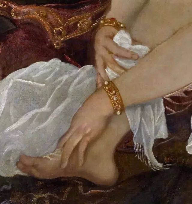 美女出浴，遭两个秃顶老头偷看！