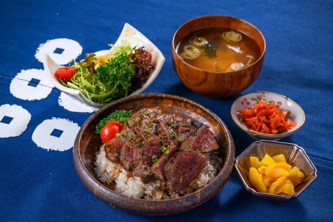 别再长胖了，否则你连这家店的门都挤不进去！