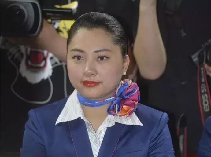 英雄机长9000米高空零下15度,英雄机长3000英尺迫降