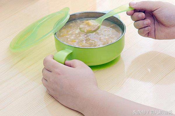 宝宝哭着说想吃饭，奶奶却坚决不给吃：是我害你积食了！