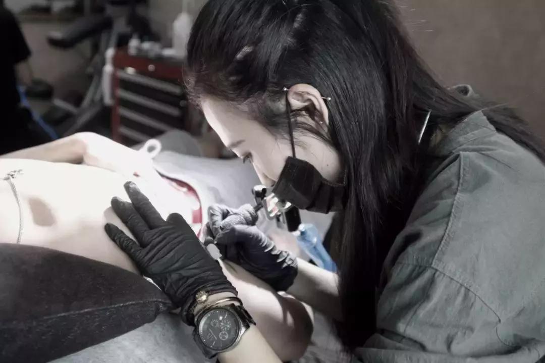 开柜计划｜美女纹身师的衣柜里，都是最Cool的黑白灰！