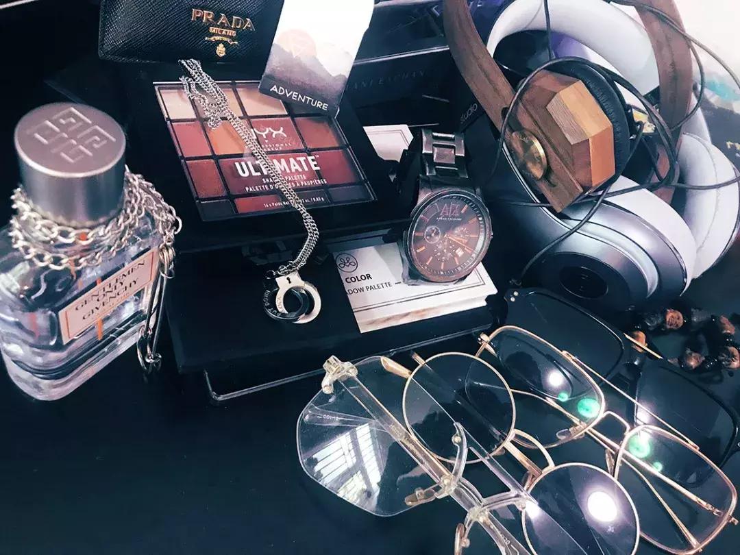 开柜计划｜美女纹身师的衣柜里，都是最Cool的黑白灰！