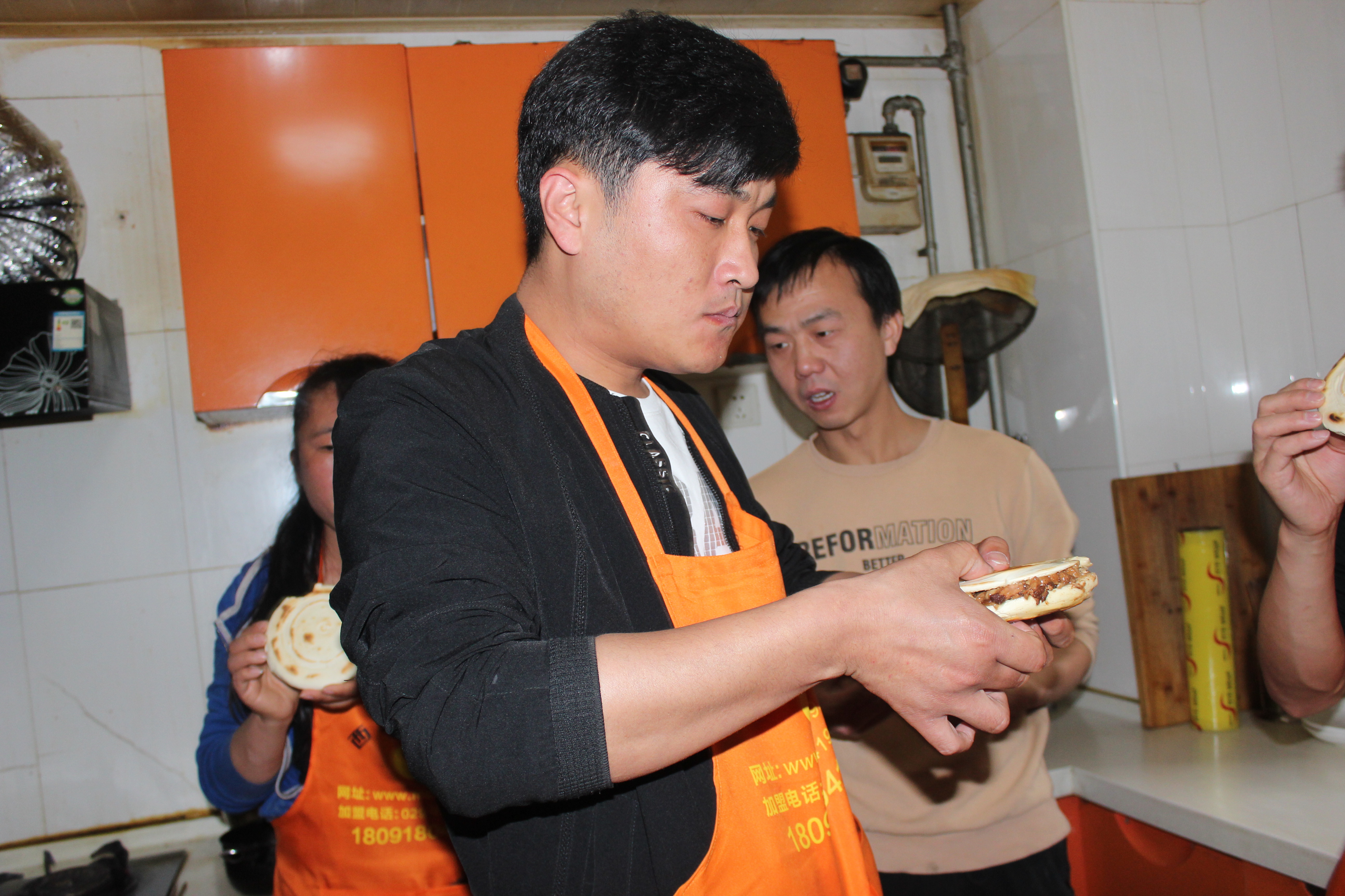 西安汇集美食攻略,西安美食汇小吃排骨面