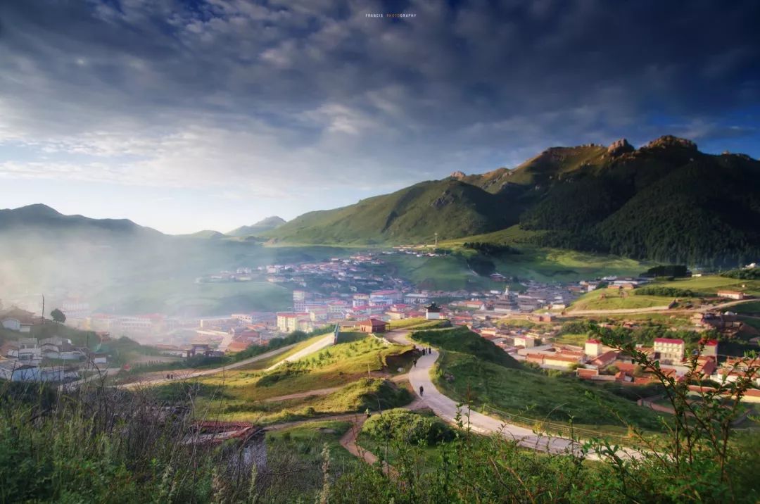 连绵的群山、广袤的草原、蜿蜒的河流……它就是独一无二的若尔盖