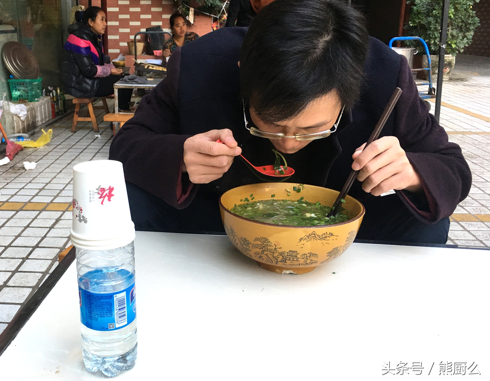 这个村的人一天能喝两斤白酒，不喝酒就浑身没劲不下地干活