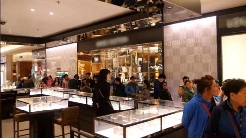 禁给中国人提供饮料?揭法国奢侈品行业*规则潜**