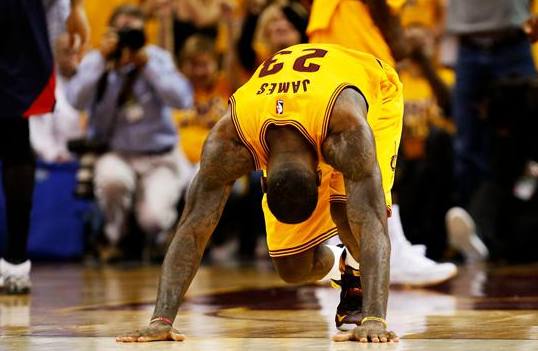 骑士队2018年夺冠回顾全过程,骑士夺冠抢七詹姆斯扳平比分