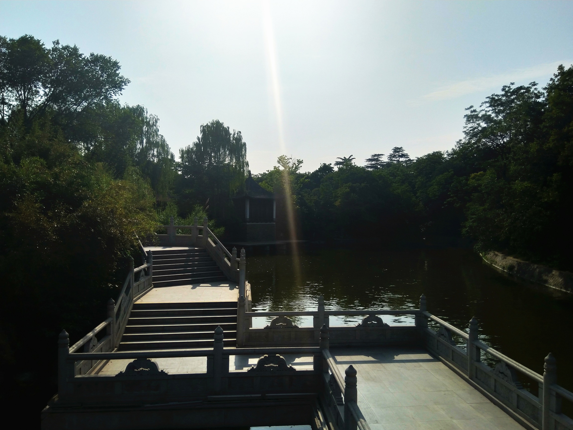 李白云想衣裳花想容这首诗背景,云想衣裳花想容李白给谁写的诗