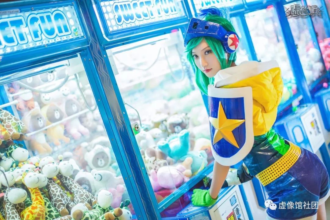 震惊！三位电玩小姐姐称霸整间游戏机室