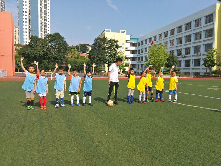 小学校园足球联赛开赛报道,多彩的活动校园足球联赛