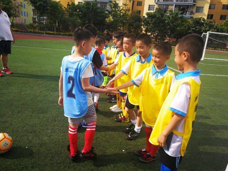 小学校园足球联赛开赛报道,多彩的活动校园足球联赛