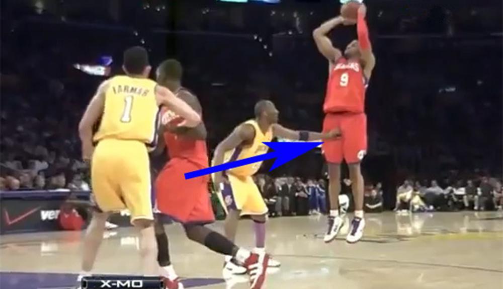 球场咸猪手!科比爱偷桃阿泰脱裤子,小托马斯袭胸女裁判!