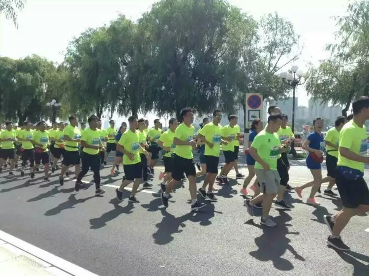 跑马拉松后他减重30多斤戒烟戒酒,55岁跑马拉松