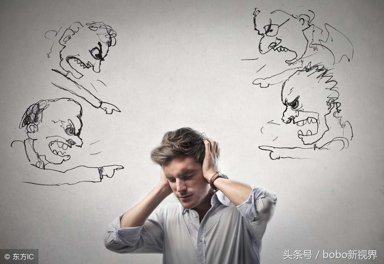 老父亲栓铁链拉车，儿子儿媳坐在婚车里说笑