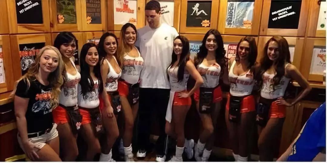 借胸上位的美国版“海底捞”，年入10亿美元，却差点毁在1件小事上…………