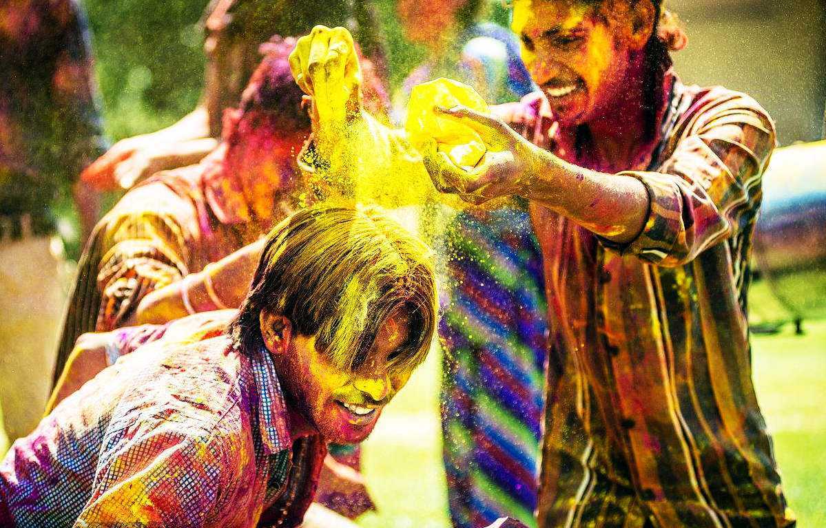 印度的习俗简直辣眼睛,孩子被活埋祭祀,父母却以此为荣