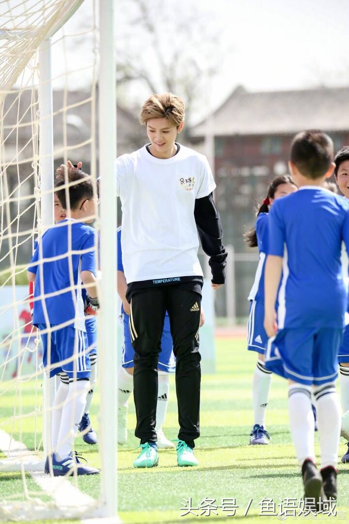 中国足球有希望了，鹿晗直播吃鸡，收入赠与公益“足球第一课”