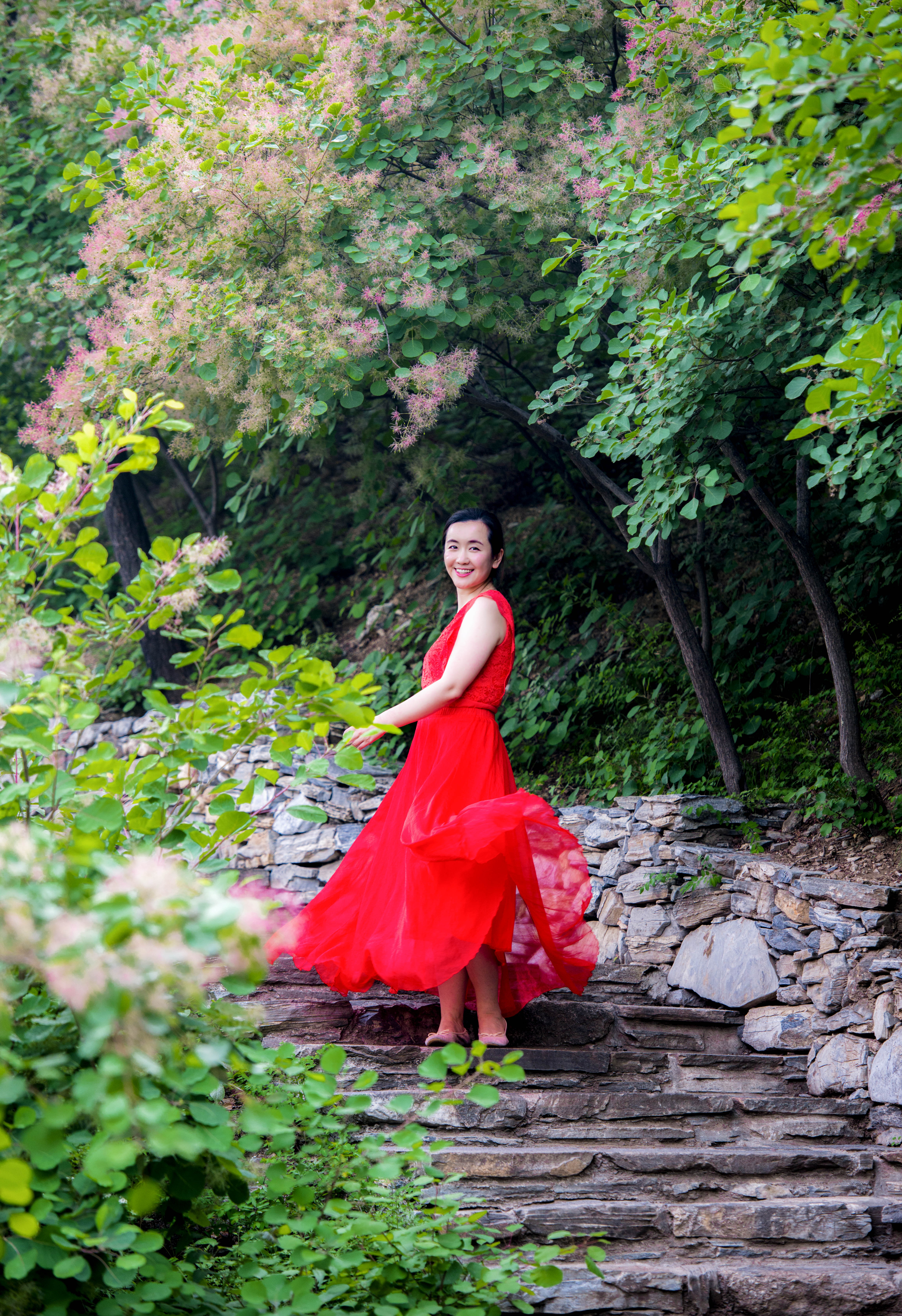 摘一簇黄栌花，把浪漫带回姥姥家，但它柔软的花身却让人不舍碰它