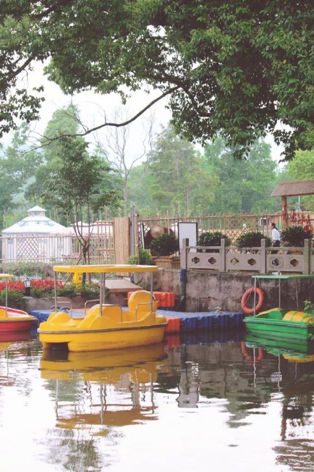 雪浪山花海几步之遥，藏着一个可骑马飚车还风景如画的山庄