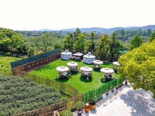 雪浪山花海几步之遥，藏着一个可骑马飚车还风景如画的山庄