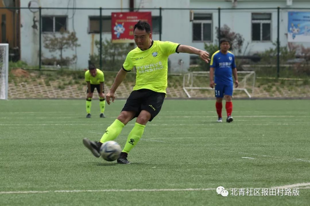 田村路山地足球联赛四强产生公务员球队和居民球队上演强强对抗