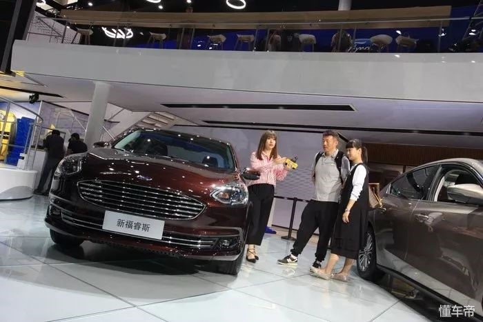 一台车，两个人，50万个幸福故事组成了一个大家庭