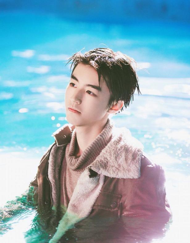 王俊凯近期神图,看看王俊凯在眼镜下的神仙颜值