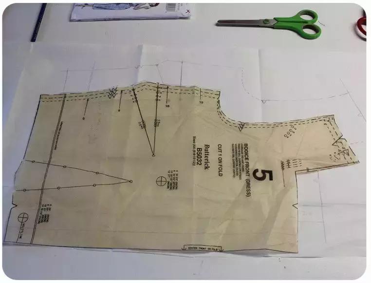 毛衣领口不服帖老是堆一层怎么做,花边方领连衣裙领口不服帖怎么办