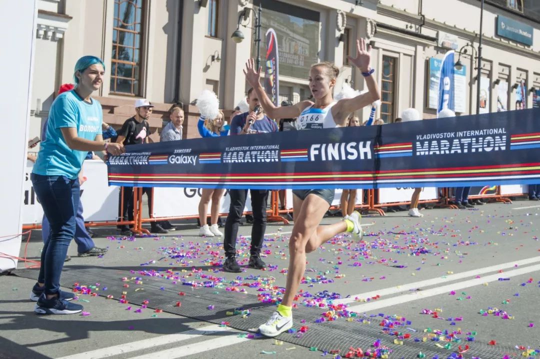 中俄兴凯湖马拉松之夜篮球视频,中俄友谊之桥