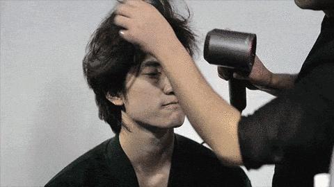 怎么用抓夹抓头发,发泥抓头发步骤