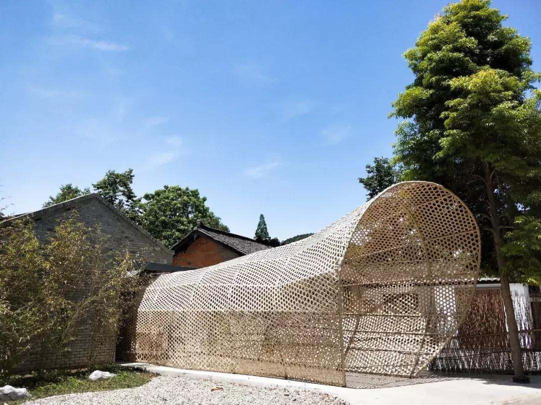 我去了成都向西50里的桃源村，朋友问我是不是去了日本？