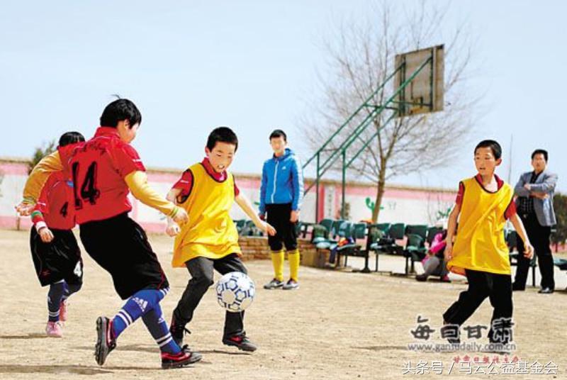 在这所乡村小学,谁学习好就会被校长拉去踢球,原因竟是……