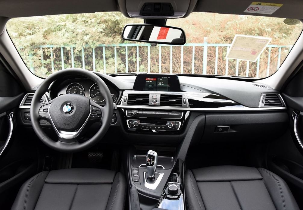 新款的宝马320和奥迪a4哪个快,还在纠结选轿车还是suv