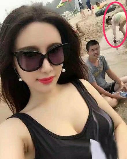 搞笑gif：公司搞活动，集体换裤袜比赛妹子们看起来不是很高兴啊