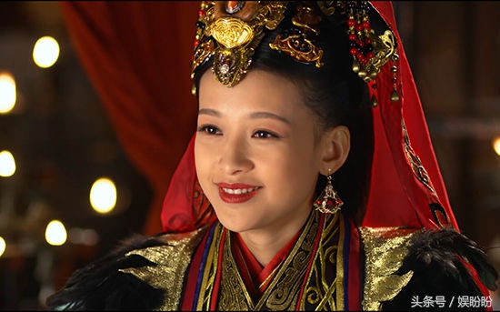 两人同演《大猫儿追爱记》，一人嫁入明星世家，她却冲进了好莱坞