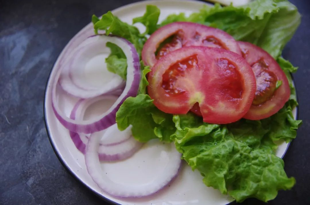 香港女孩卖包子一个70块，照样有人愿意花40分钟排队买，凭什么？