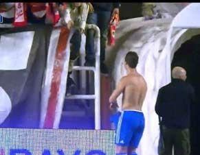 守门员都带好三级头吧，看看这些年C罗不需要八倍镜就射伤的球迷