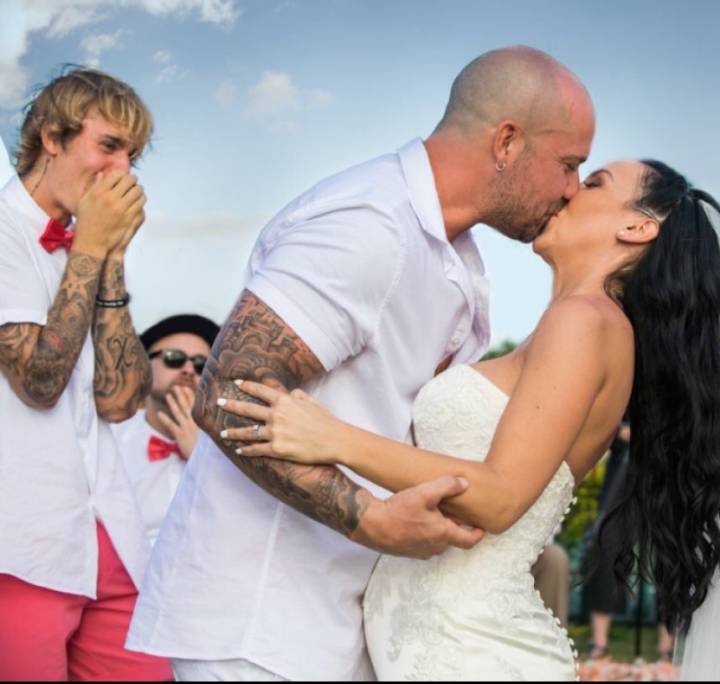 看了贾斯汀比伯的爸爸年轻时的颜值，不禁感叹基因的强大