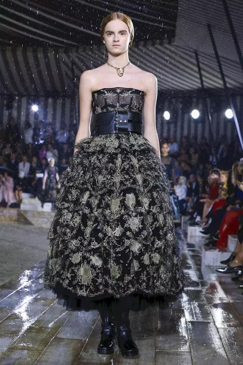 杨采钰迪奥马鞍包,杨采钰出席活动红裙惊艳十足