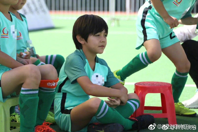 国足有望?诺一参加少儿足球比赛黝黑帅气刘烨原是篮球高手