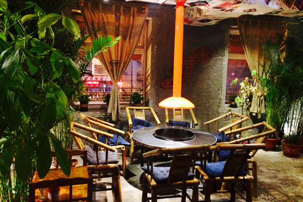 屋顶上烧烤,很有特色的一个火盆烤肉