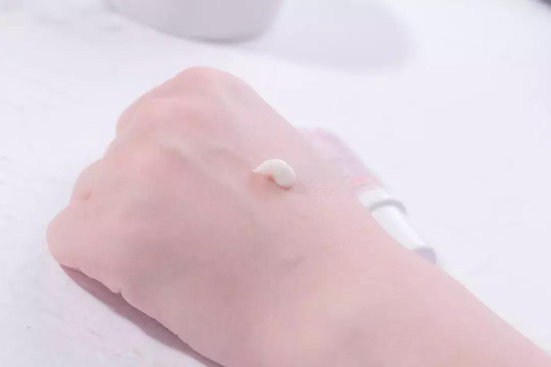 秒杀雅诗兰黛眼霜,安娜柏林多功能滋润小白管眼霜