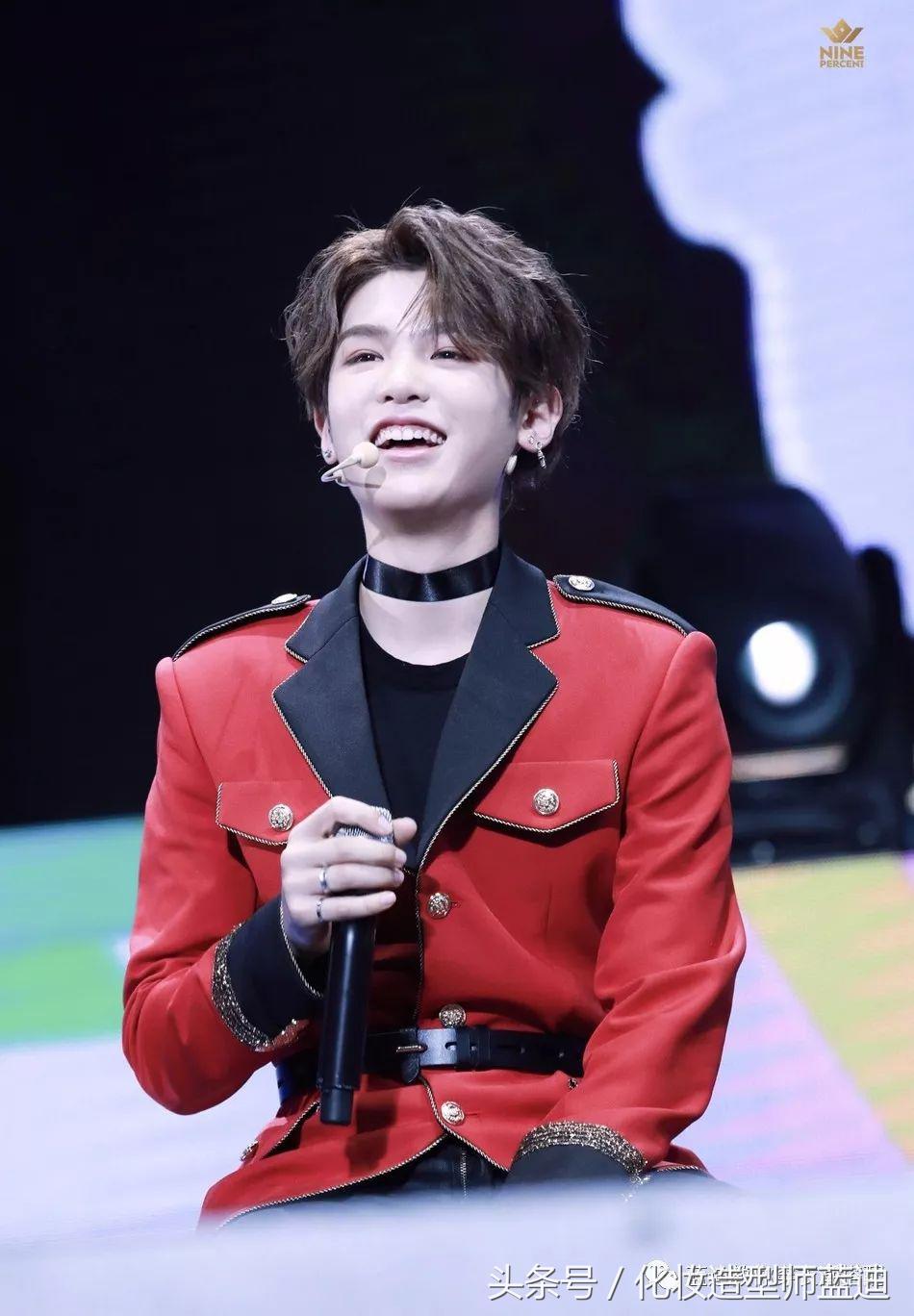 王俊凯一身棒球服,王俊凯机场穿运动套装