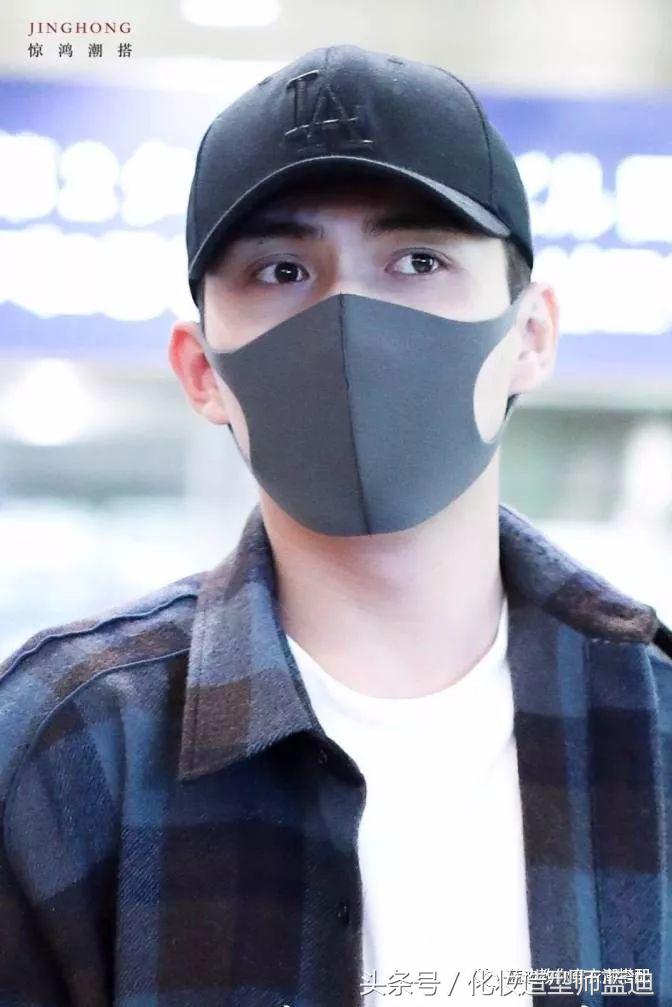 王俊凯一身棒球服,王俊凯机场穿运动套装