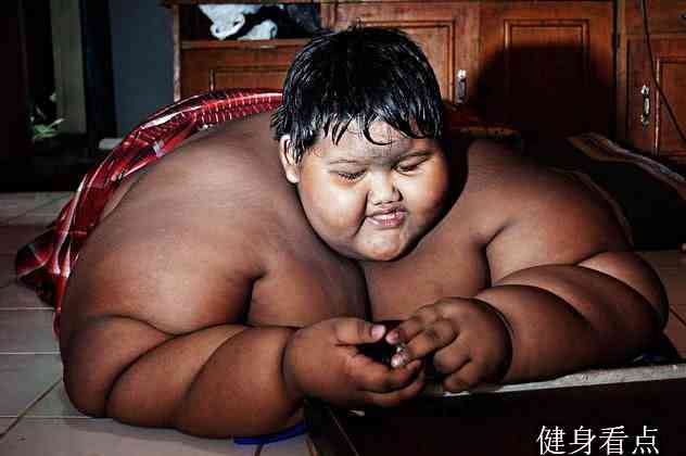 还记得那位400斤的印尼少年吗？这是他减肥1年半后的样子！