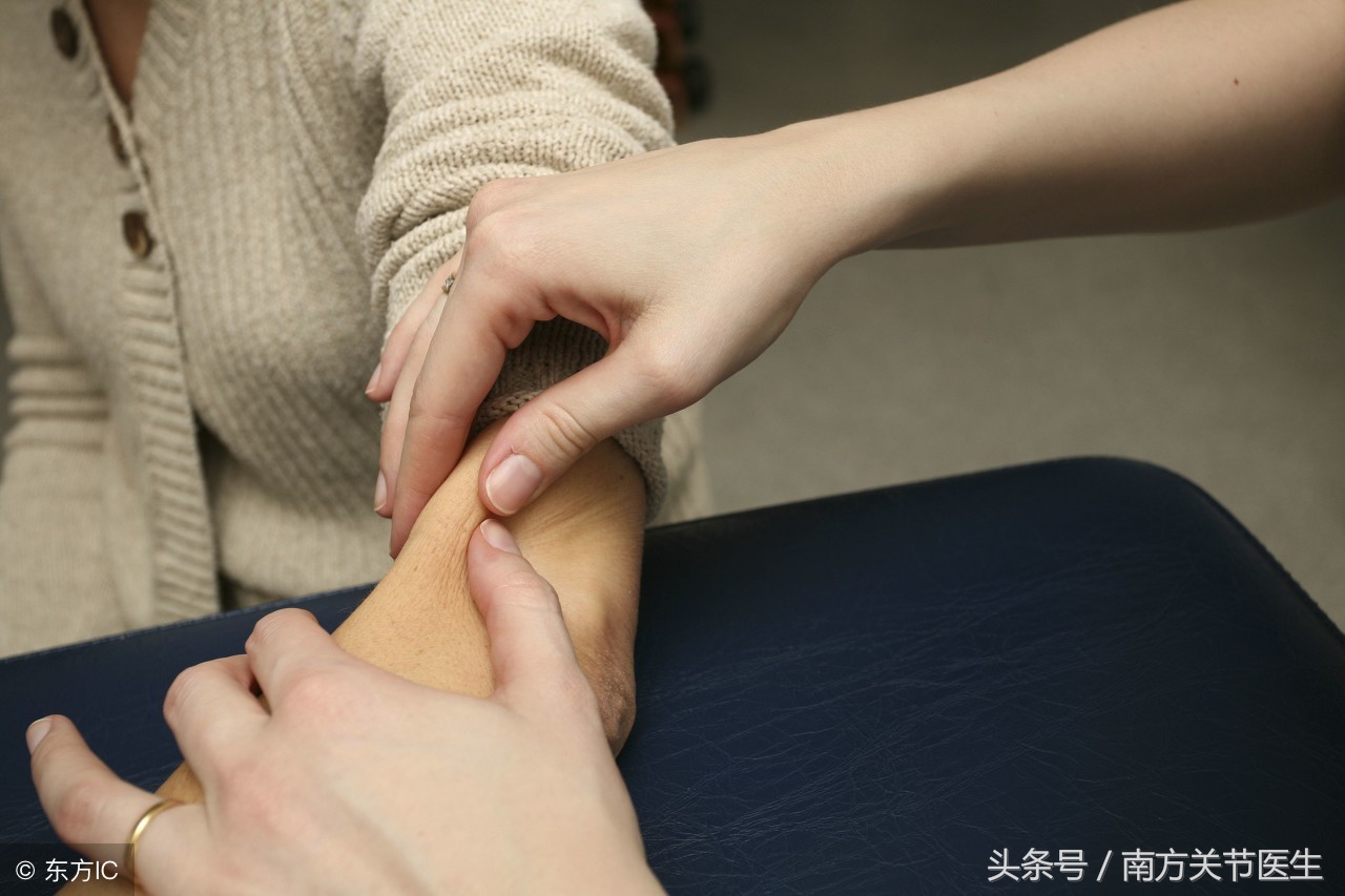 肘关节突然酸痛是什么原因,引起肘关节酸痛的原因是什么